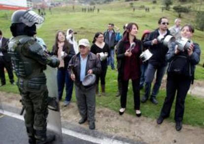 Manifestantes bloquean una va, este mircoles 28 de agosto de 2013, en La Calera, departamento de Cundinamarca (Colombia) durante las protestas en favor del paro nacional campesino. EFE/Archivo