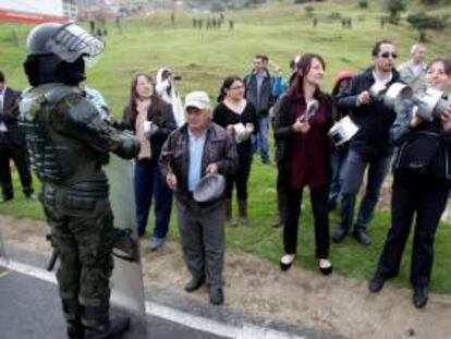 Manifestantes bloquean una vía, este miércoles 28 de agosto de 2013, en La Calera, departamento de Cundinamarca (Colombia) durante las protestas en favor del paro nacional campesino. EFE/Archivo