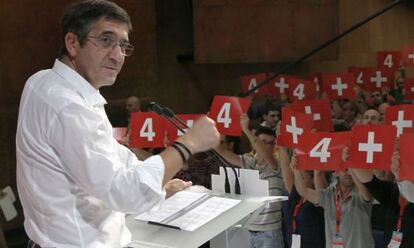 Patxi López, ante carteles que piden Cuatro años más. 