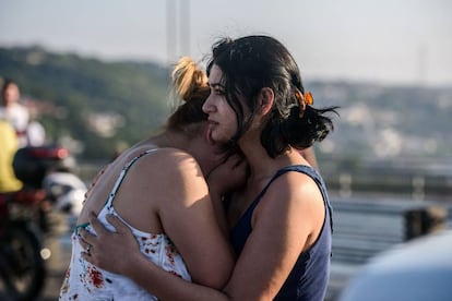 Dues dones s'abracen al pont del Bòsfor.