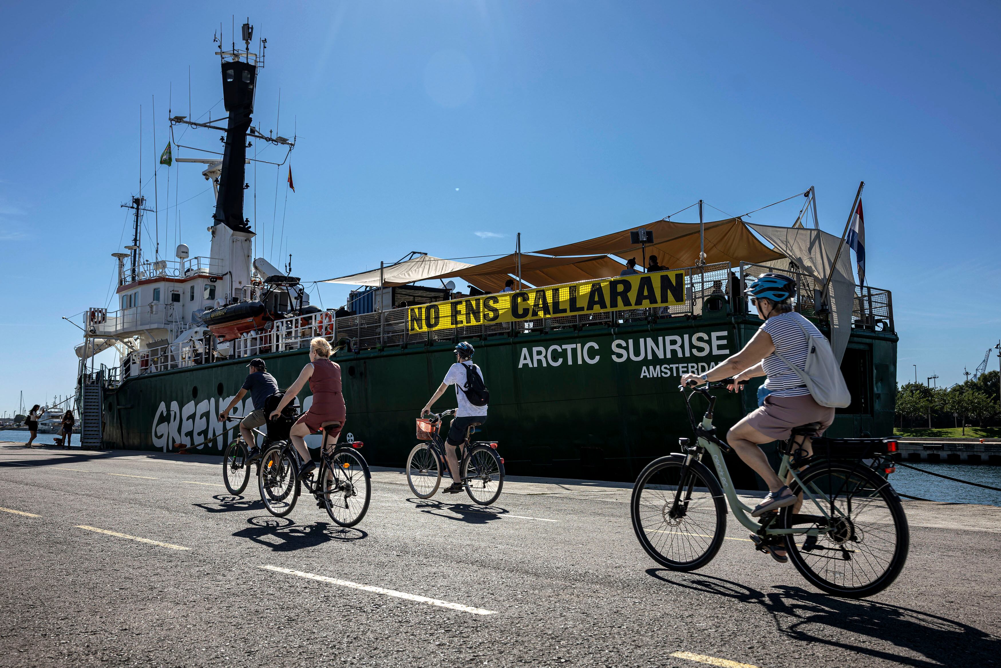 El rompehielos 'Artic Sunrise', de Greenpeace, atracado en La Mariana de Valencia, este martes.