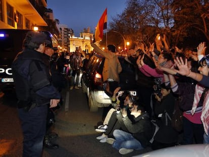 Estudiantes con las manos levantadas frente a los agentes que custodian el edificio donde reside Rita Barber&aacute;.