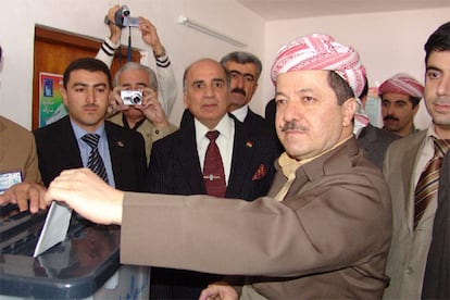 La participación ha sido particularmente elevada en el Kurdistán. En la imagen, Masud Barzani, presidente del Gobierno regional en el momento de la votación. Barzani, antiguo enemigo y acutal compañero de coalición del actual presidente del país, el también kurdo Yalal Talabani, ha epxpresado su deseo de que las elecciones sirvan para erradicar la violencia.