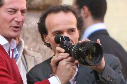 El actor y director Roberto Benigni, rodando en Roma la película <i>El tigre y la nieve.</i>