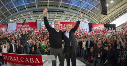 El expresidente Felipe González junto al candidato socialista Alfredo Pérez Rubalcaba, ayer en Dos Hermanas (Sevilla).