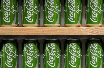 Latas de la edición Coca-Cola Life, en la estación de Rotterdam (Holanda)
