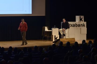 Mario Fernández, a la izquierda, junto a Ignacio Sánchez Asiain en el encuentro de este sábado, en Bilbao.