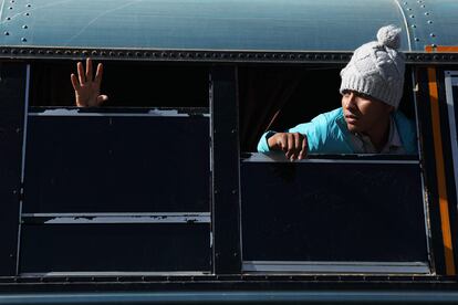 Los migrantes comenzaron a llegar a Ciudad Juárez el domingo por la mañana a bordo de autobuses y camiones de carga. En la imagen, un migrante se asoma desde la ventanilla de un autobús, en Ciudad Juárez. 