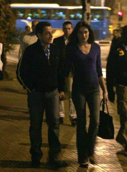Sarkozy y Carla Bruni pasean anoche cogidos de la mano por Luxor, acompañados de guardaespaldas y familiares.