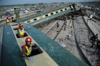 Pakistani security and rescue officials inspect the derailed carriages of a passenger train in Sanghar, near Nawabshah, Pakistan, 06 August 2023.