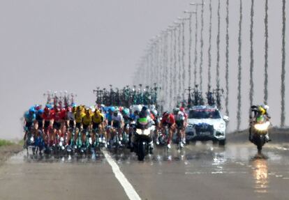 Un pelotón ciclista compite en la tercera etapa de la vuelta ciclista de los Emiratos Árabes Unidos en Al-Ai.