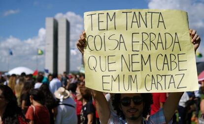 Um dos cartazes exibidos no ato de Brasília.