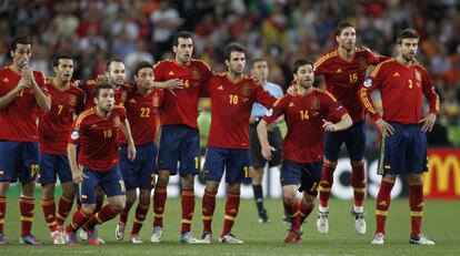 Los jugadores de la selección española observan el lanzamiento de Bruno Alves.
