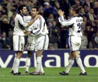 Figo y Raúl celebran la consecución de uno de los goles del Madrid junto a Celades y Makelele.