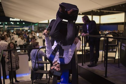 Un visitante disfruta de una experiencia de realidad virtual durante el Mobile World Congress, en Barcelona.