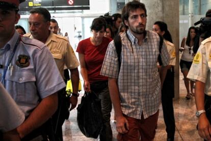 Bernat Palau y Aina Frau, los dos supervivientes del accidente de México, a su llegada en el aeropuerto de El Prat