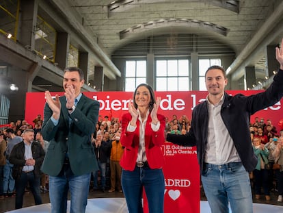 Pedro Sánchez, Reyes Maroto y Juan Lobato, este sábado durante el mitin del PSOE en el distrito madrileño de Villaverde.