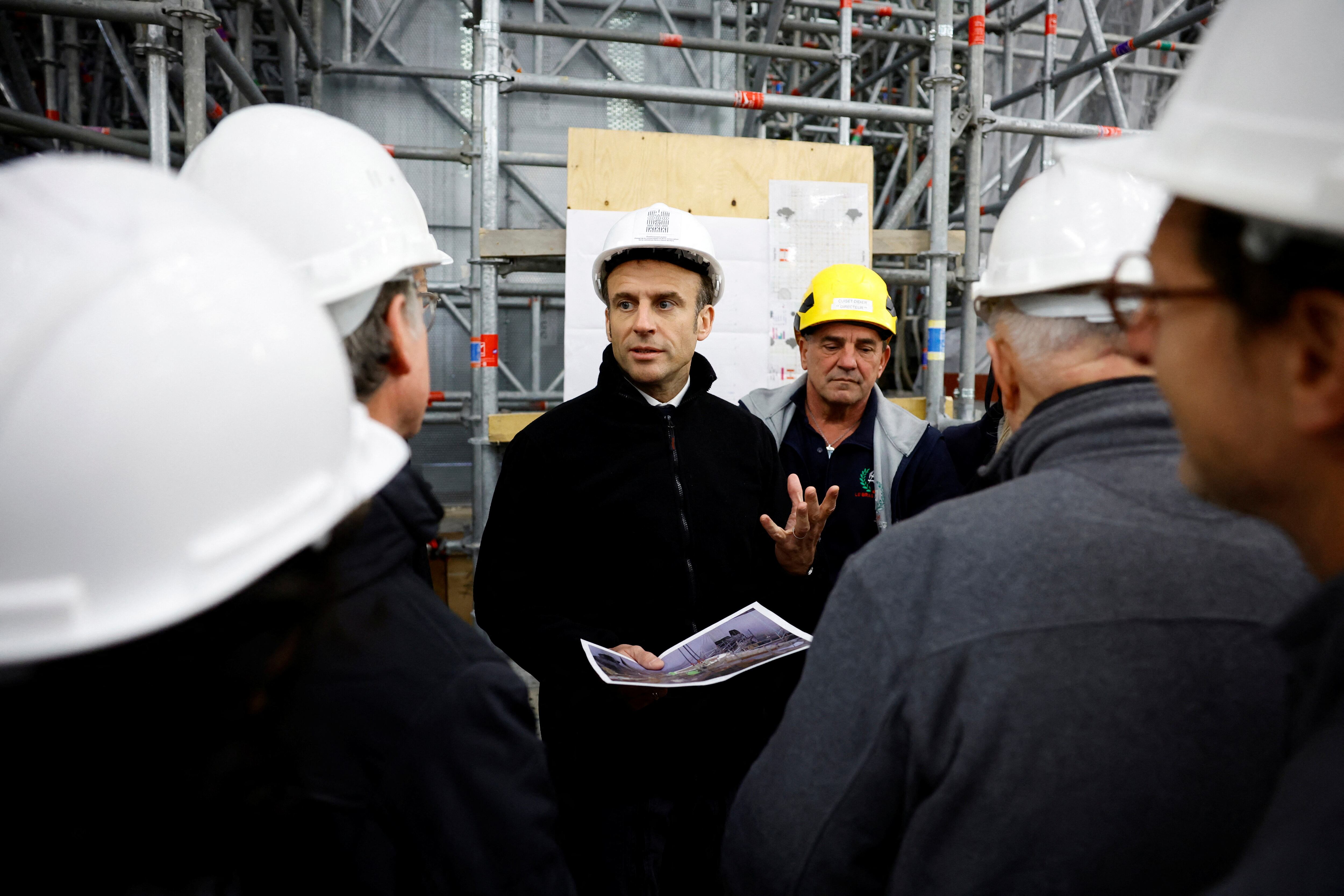 El presidente francés, Emmanuel Macron, habla con expertos en conservación mientras visita el sitio de restauración en la catedral de Notre-Dame de París, este viernes.