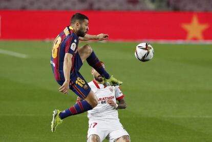 Jordi Alba, defensa del Barcelona, se hace con el balón.