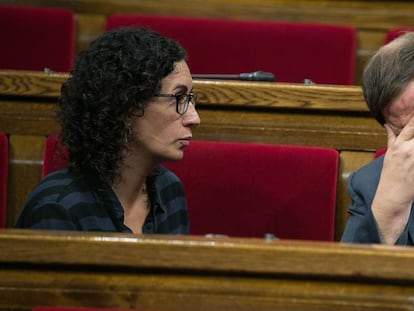 Marta Rovira conversa amb Oriol Junqueras al Parlament.