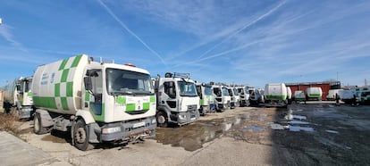 Camiones de limpieza del Ayuntamiento de Madrid en la base de la empresa adjudicataria Valoriza, en la calle Fundiciones.