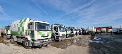 Camiones de limpieza del Ayuntamiento de Madrid en la base de la empresa adjudicataria Valoriza, en la calle Fundiciones.