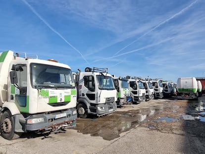 Camiones de limpieza del Ayuntamiento de Madrid en la base de la empresa adjudicataria Valoriza, en la calle Fundiciones.