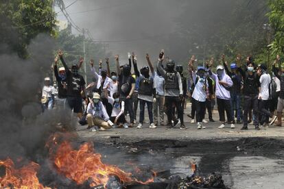 Un grupo de activistas durante una protesta en el municipio de Thaketa a la afueras de Yangón, este sábado. Pese a la represión con gases lacrimógenos y munición de goma y real, miles de birmanos volvieron a desafiar a los militares y policías con escenas escalofriantes que se podían seguir casi en directo en las redes sociales.