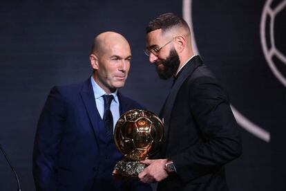 Zinedine Zidane entrega el Balón de Oro a Karim Benzema.