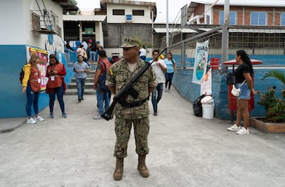 Elementos del Ejército custodian los centros de votación.