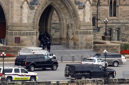 Las fuerzas de seguridad canadienses han matado a tiros en el interior del Parlamento a un hombre armado, identificado como el supuesto responsable del ataque contra un soldado junto al edificio a los caídos en Ottawa, informa la cadena de televisión CBC. En la imagen, agentes armados entran en el Parlamento en Ottawa (Canadá).