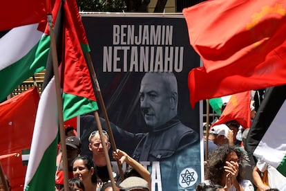 En las calles de Ro de Janeiro, cientos de personas protestan por diferentes causas, entre ellas  el conflicto en Palestina. 