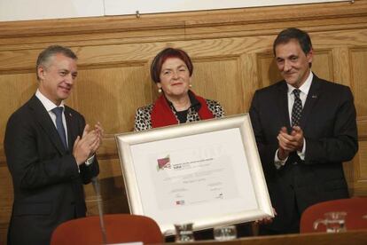La escritora Mariasun Landa recibe el premio Eusko Ikaskuntza de manos del lehendakari.