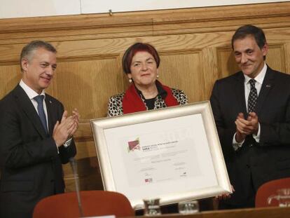 La escritora Mariasun Landa recibe el premio Eusko Ikaskuntza de manos del lehendakari.