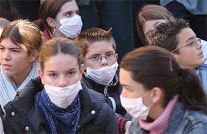 Varios jóvenes se manifestaban ayer en Nerva para pedir soluciones al brote de meningitis.