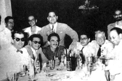 Imagem do 'Grupo de Barranquilla'. Da esquerda para a direita, de pé: Alfredo Delgado, Carlos de la Espriella, Germán Vargas, Fernando Cepeda, Orlando Rivera (figurita). Sentados: Roberto Prieto, Eduardo Fuenmayor, Gabriel García Márquez, Alfonso Fuenmayor, Ramón Vinyes ('o sábio catalão') e Rafael Marriaga.