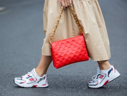 Las zapatillas se adaptan también perfectamente a los 'looks' de verano. GETTY IMAGES.