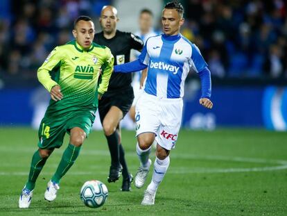 Orellana conduce junto a Roque Mesa, del Leganés.