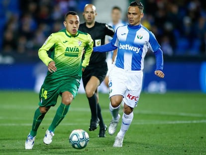 Orellana conduce junto a Roque Mesa, del Leganés.