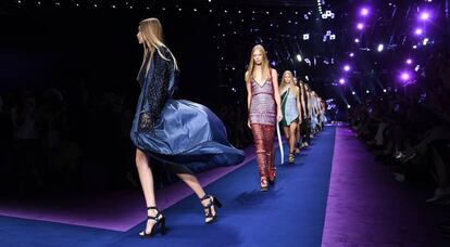 Carrusel final tras el desfile de Versace.