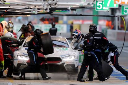 Mecánicos del equipo de BMW cambian los neumáticos al BMW M8 GTE durante las 24 horas de Le Mans (Francia).
