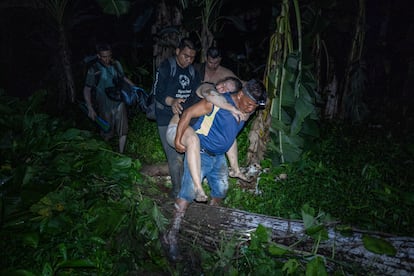 Rubén Guainora rescató a la migrante Kimberly Rodríguez, venezolana, que se desmayó en pleno trayecto.