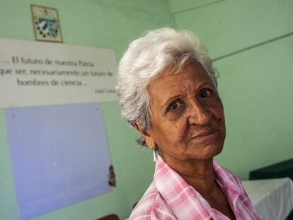 La maestra Georgina Arias, de 78 años, posa en un aula de la Casa del Pedagogo.