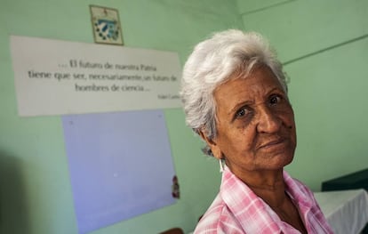 A professora Georgina Arias, de 78 anos, posa em sala de aula da Casa do Pedagogo