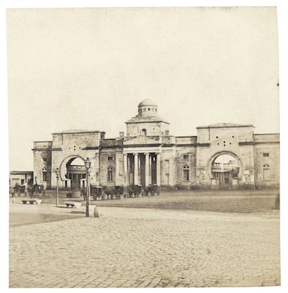 Las dos puertas dirigían al muelle, La Barceloneta, la estación del camino de hierro y el cementerio.