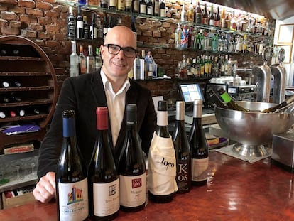 ALBERTO FERNÁNDEZ EN EL MOSTRADOR DE TABERNA ASTURIANOS CON LOS VINOS DE SU BODEGA / CAPEL