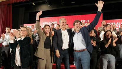 El expresidente del Gobierno José Luis Rodríguez Zapatero (izquierda) junto al candidato a lehendakari del PSE-EE, Eneko Andueza, este miércoles participan en un mitin electoral en la localidad vizcaína de Barakaldo, en la Margen Izquierda.