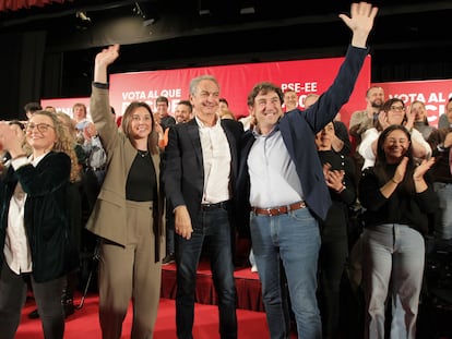 El expresidente del Gobierno José Luis Rodríguez Zapatero (izquierda) junto al candidato a lehendakari del PSE-EE, Eneko Andueza, este miércoles participan en un mitin electoral en la localidad vizcaína de Barakaldo, en la Margen Izquierda.