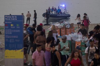 Algunos de los que han aguantado más horas de celebración de la verbena de San Juan en la playa.