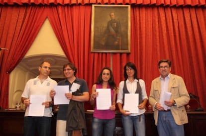 Un grupo de profesores y alumnos de la Universidad de Sevilla y la Pablo Olavide firman un manifiesto por una salida a la crisis.